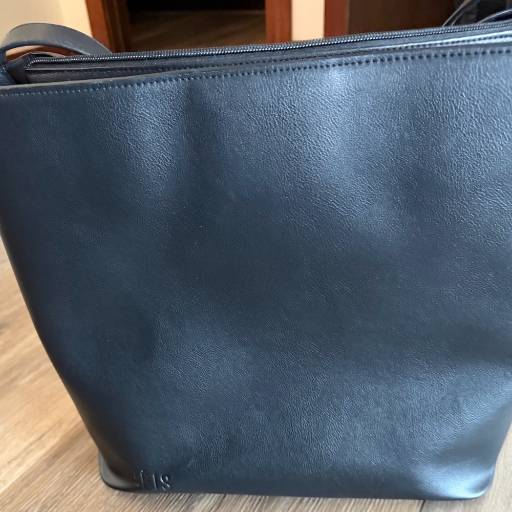 The Essential Tote in black - Picture 2 of 4